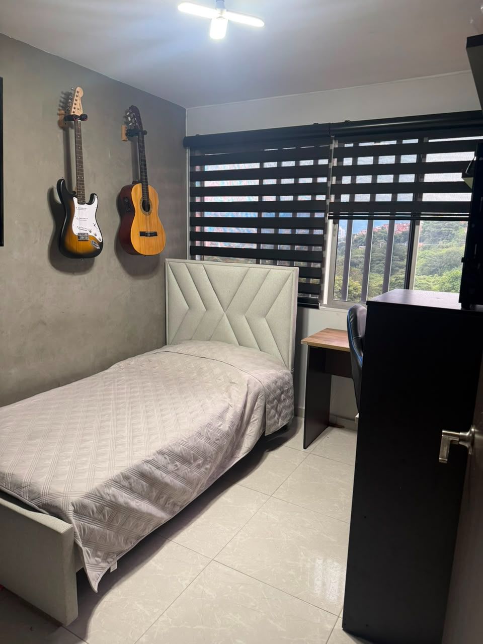 Habitación auxiliar amplia con luz natural