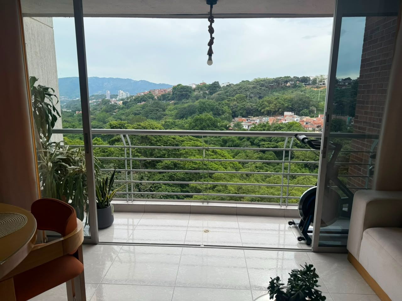 Balcón con vista a la reserva forestal al amanecer