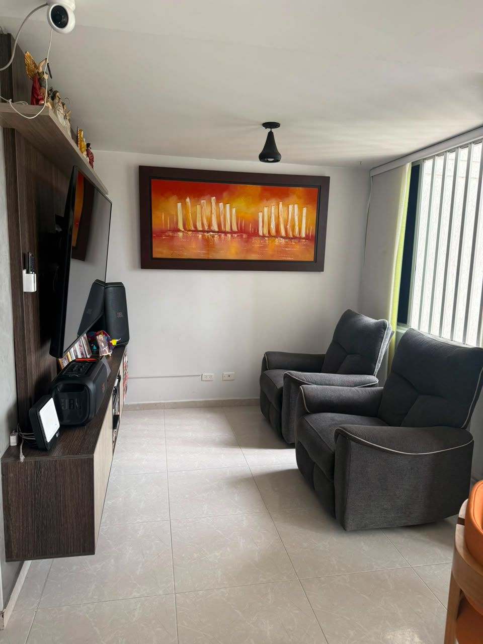 Sala amplia con ventanales al bosque