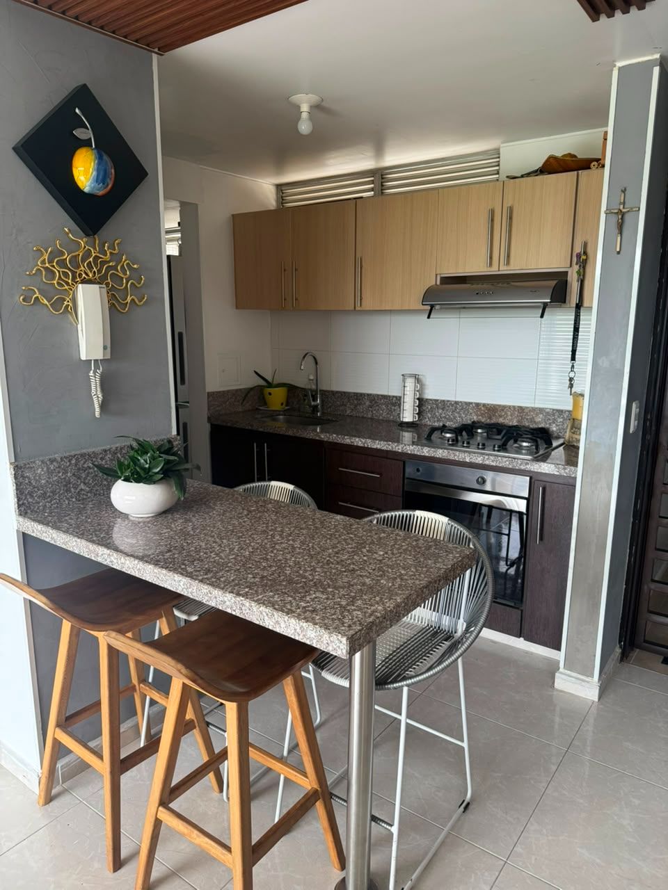 Cocina integral abierta con isla y barra
